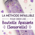 Une bouteille apaisante remplie de paillettes et d'eau colorée sur une table.