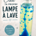 Une lampe à lave faite maison illuminée dans une pièce d'enfant