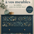 Meubles relookés avec du papier peint coloré dans un salon