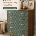 Meuble recouvert de papier peint coloré et moderne