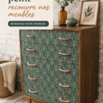 Meuble recouvert de papier peint coloré et moderne