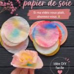 Fleurs en papier crépon colorées sur un fond pastel, idéales pour la décoration intérieure.