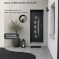 Porte d'entrée décorée avec des plantes et un éclairage chaleureux.