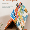 Un beau support à cartes à jouer fait maison sur une table en bois.