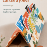 Un beau support à cartes à jouer fait maison sur une table en bois.