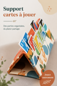 Un beau support à cartes à jouer fait maison sur une table en bois.