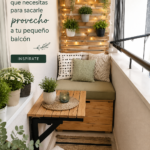 Table pratique sur un petit balcon décoré avec des plantes et des accessoires.