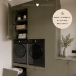 Femme heureuse utilisant une machine à laver pour un linge propre
