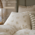 Chambre décorée dans un style anglais avec des éléments champêtres et chaleureux.