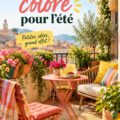 Balcon coloré avec des fleurs et des meubles d'extérieur sous le soleil d'été.