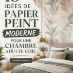 Un salon moderne avec du papier peint chic et élégant dans des tons neutres.