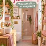 Petite salle de bains décorée avec des accessoires féminins et des rangements optimisés.