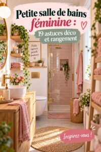 Petite salle de bains décorée avec des accessoires féminins et des rangements optimisés.