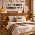 Chambre douillette avec une tête de lit en bois et un mur texturé. Ambiance chaleureuse.