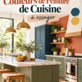 Cuisine peinte en couleurs tendance de 2026, modernisant l'espace avec des nuances chaleureuses.