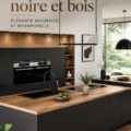 Cuisine moderne alliant noir et bois chaleureux