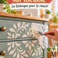 Un meuble en bois avec un pochoir en relief coloré, ajoutant une touche artistique à la décoration intérieure.